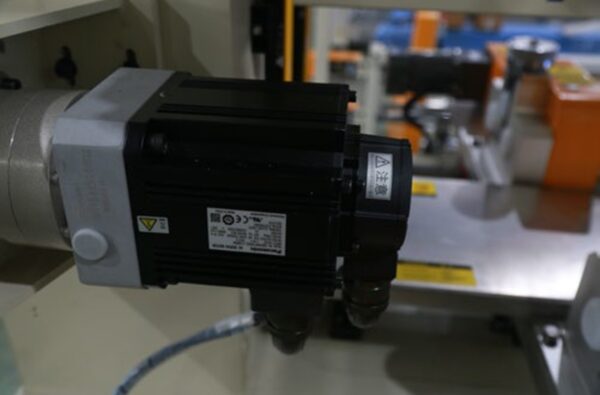 Single Color Double Rows Quilting and Embroidery Machine - Image 4
